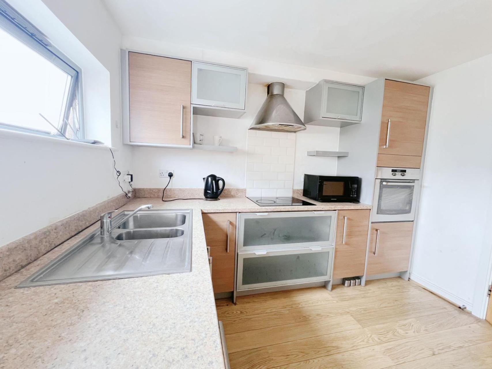 R5 Economical Seaside Homestay Swansea